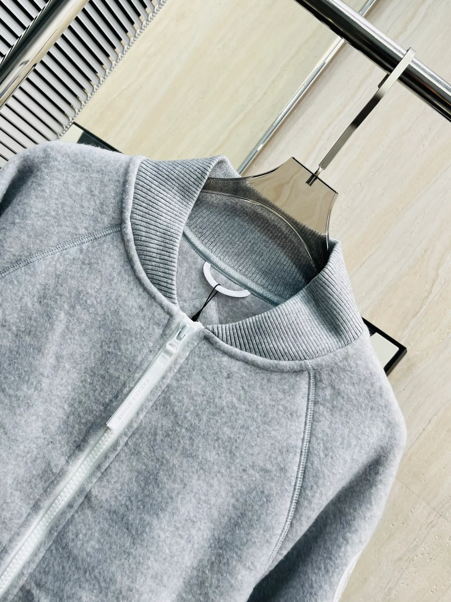 Gray detail P590